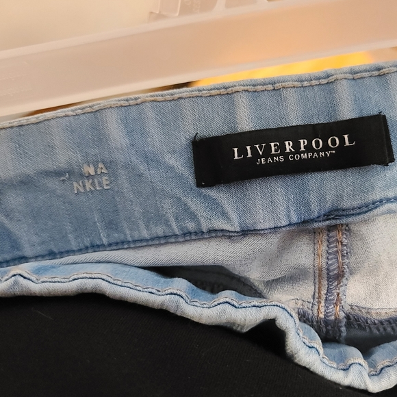 Liverpool Women's Size 10 Lightwash Pull On Ankle Jean Leggings 28" Inseam - Picture 3 of 4